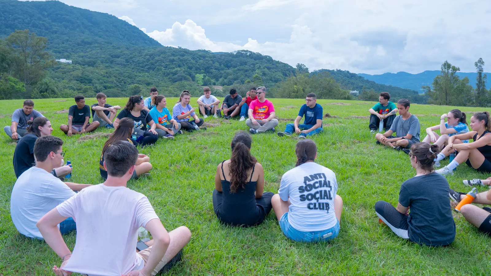 Anfiteatro a céu aberto com a turma e a serra ao fundo